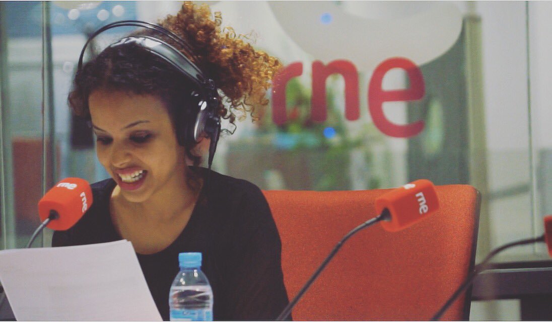 Ebbaba Hameida durante uno de sus programas en Radio Nacional de España Ebbaba Hameida durante uno de sus programas en Radio Nacional de España