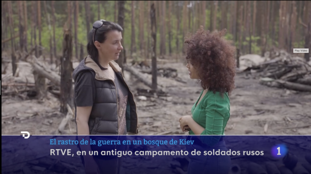 El rastro de la guerra en un bosque de Kiev